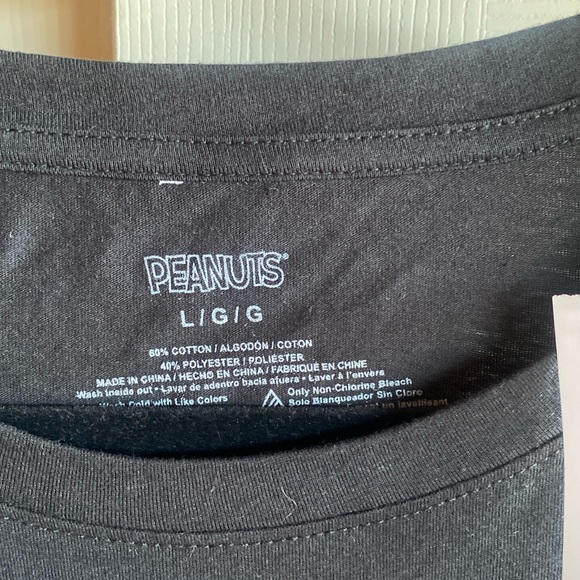 Peanuts NWT Snoopy in the Flowers Short Sleeve Cotton Blend Tshirt Size Large - Picture 6 of 7